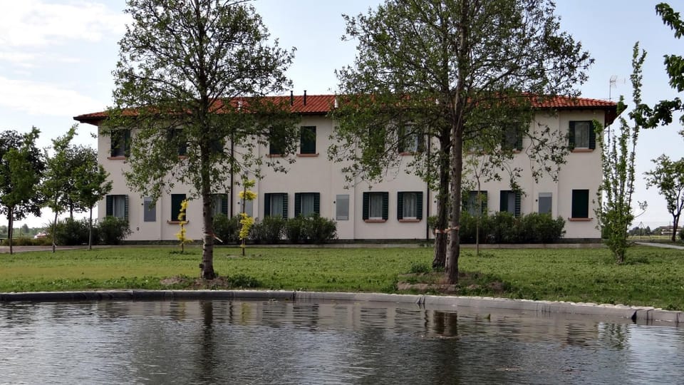 Facade/entrance, Lake view