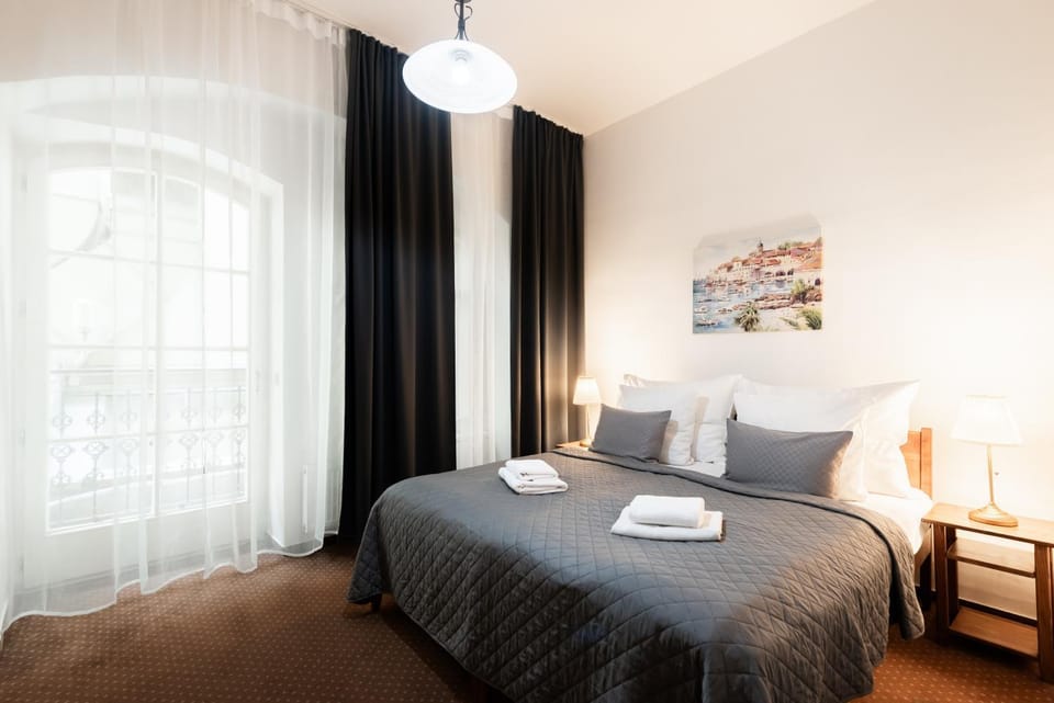 Bed, Bedroom, towels