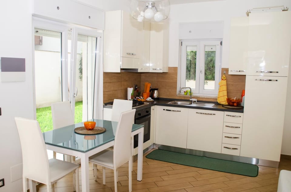 Coffee/tea facilities, Dining area, Text overlay