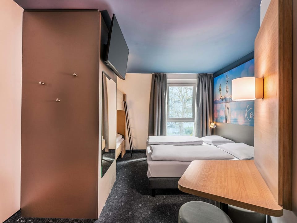 Photo of the whole room, Family