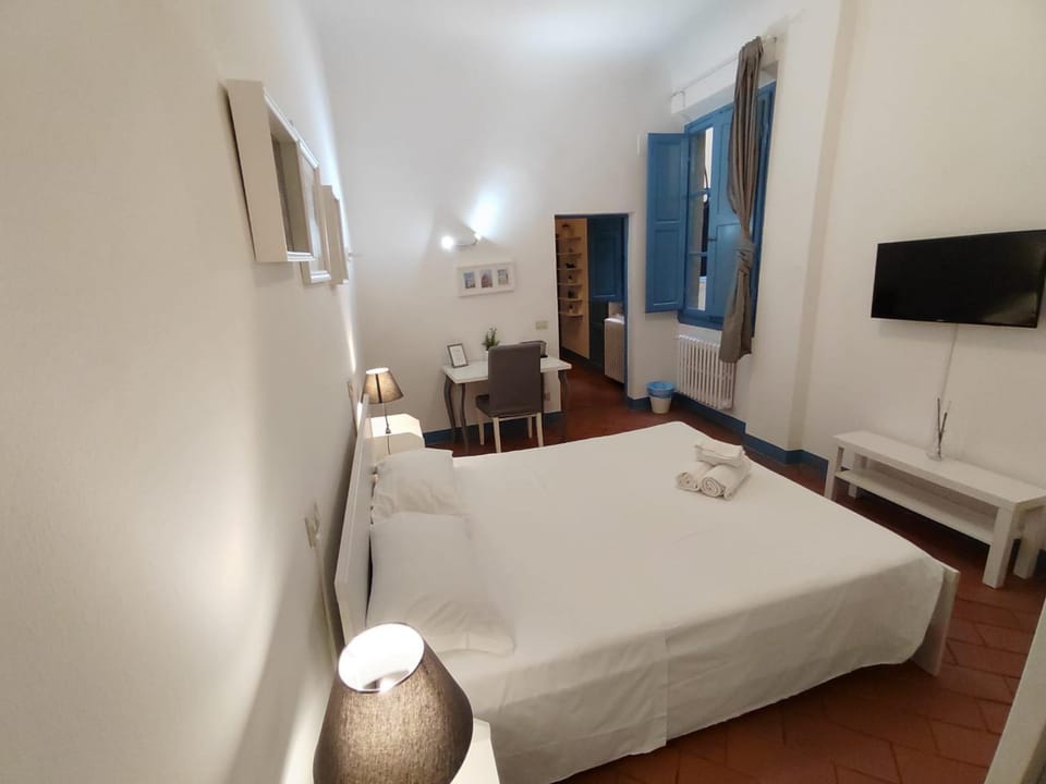 Bed, TV and multimedia, Photo of the whole room, Bedroom, furniture