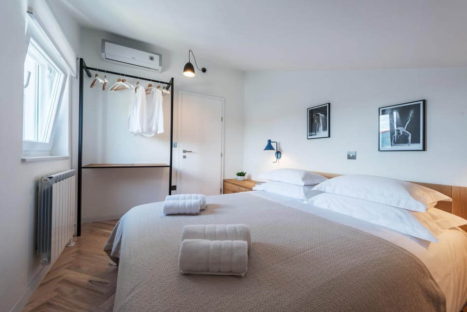 Bed, Day, Photo of the whole room, Bedroom, On site