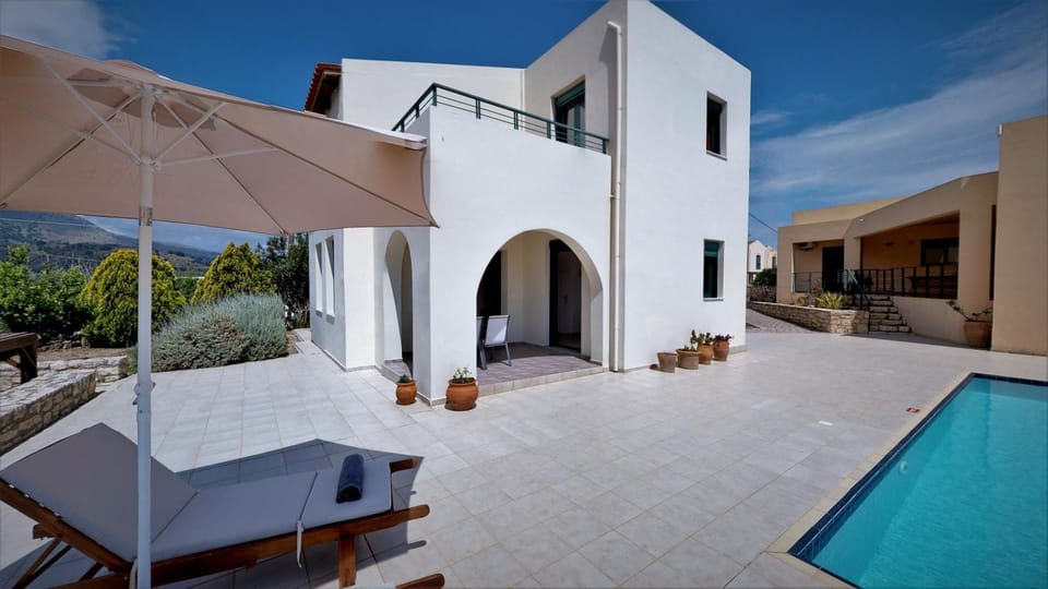 Property building, Patio, Swimming pool, Swimming pool