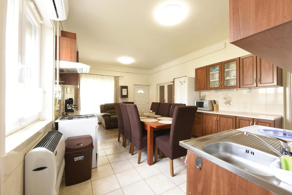 Kitchen or kitchenette, Meals, dishwasher, heating, microwave, kitchen