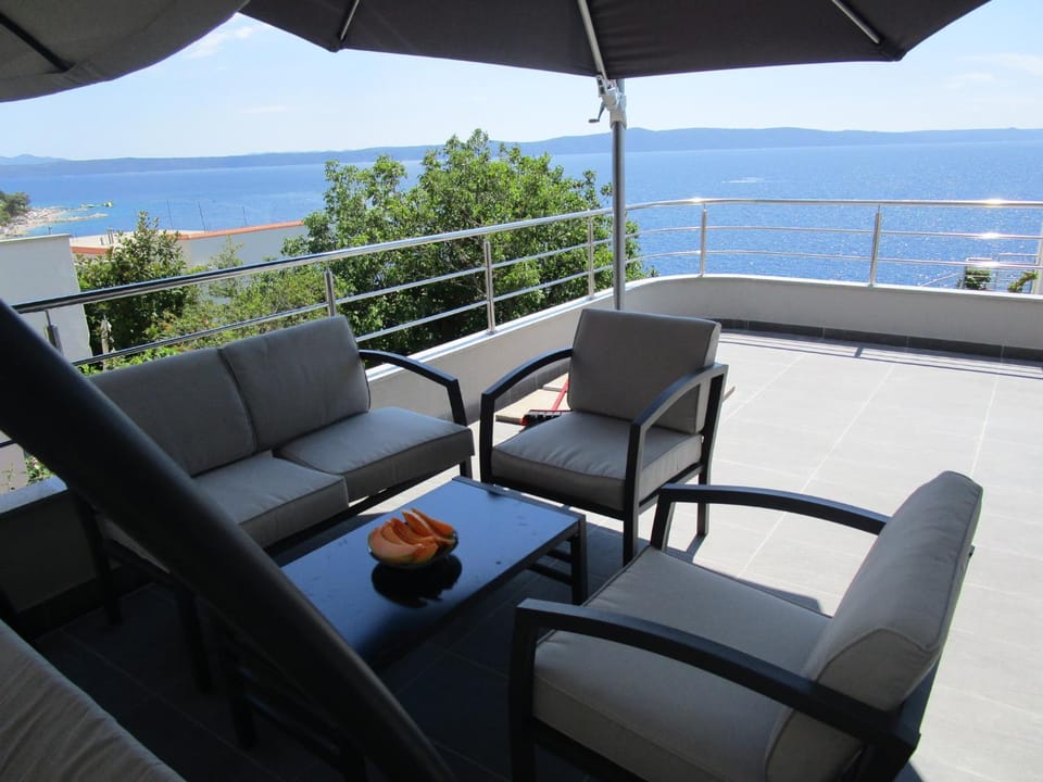 Facade/entrance, Balcony/Terrace, Sea view
