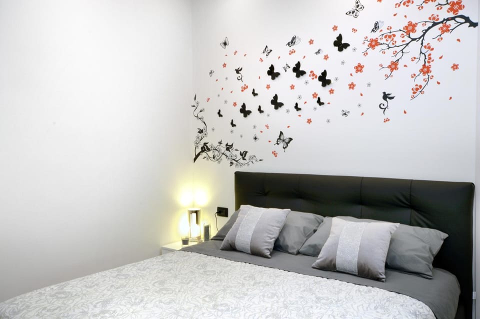 Photo of the whole room, Decorative detail