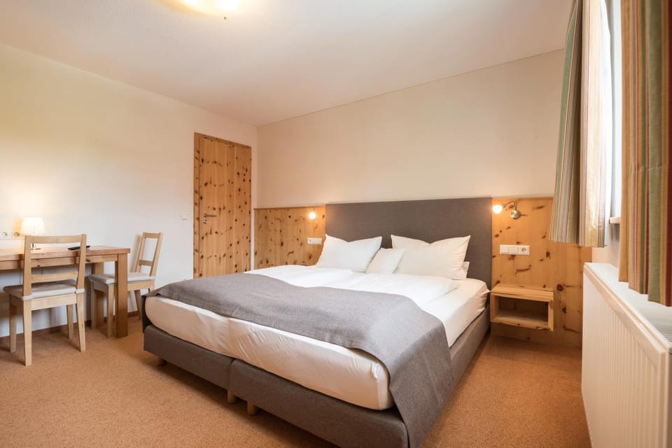 Bed, Photo of the whole room, Seating area, Bedroom