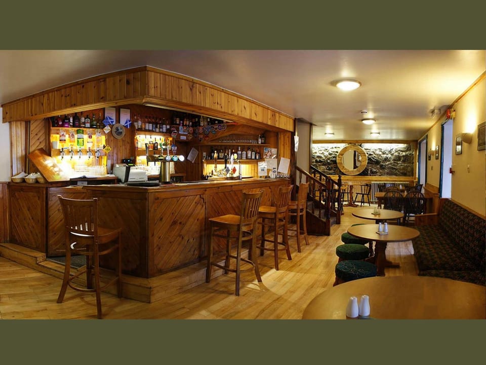 Property building, Lounge or bar, Lounge or bar, Lunch, Dinner, Drinks, Alcoholic drinks, Non alcoholic drinks