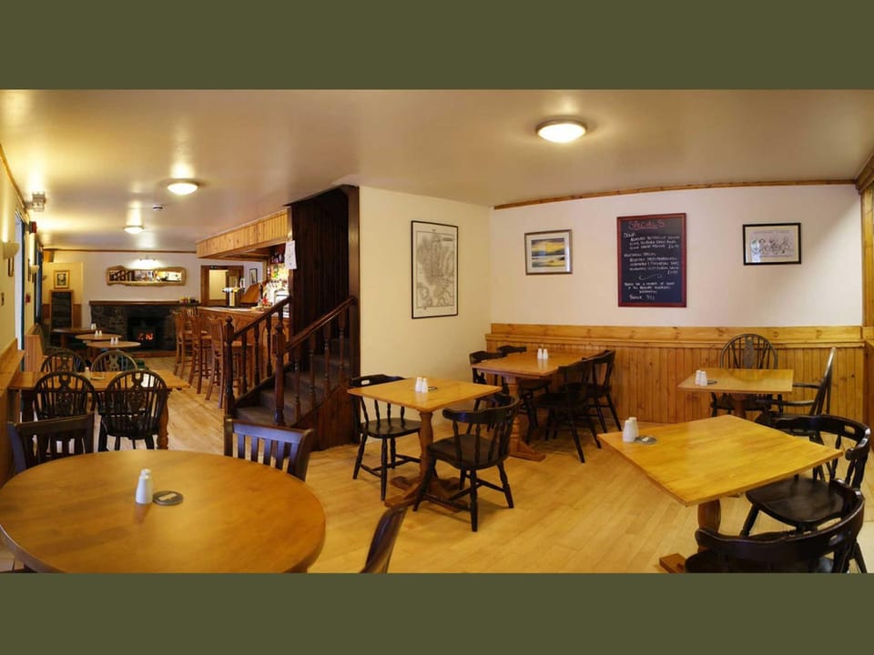 Property building, Restaurant/places to eat, Lounge or bar, Lunch