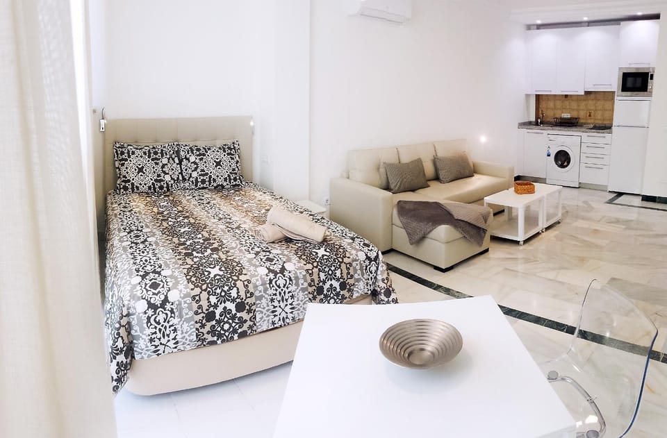Kitchen or kitchenette, Living room, Seating area, Dining area, Bedroom