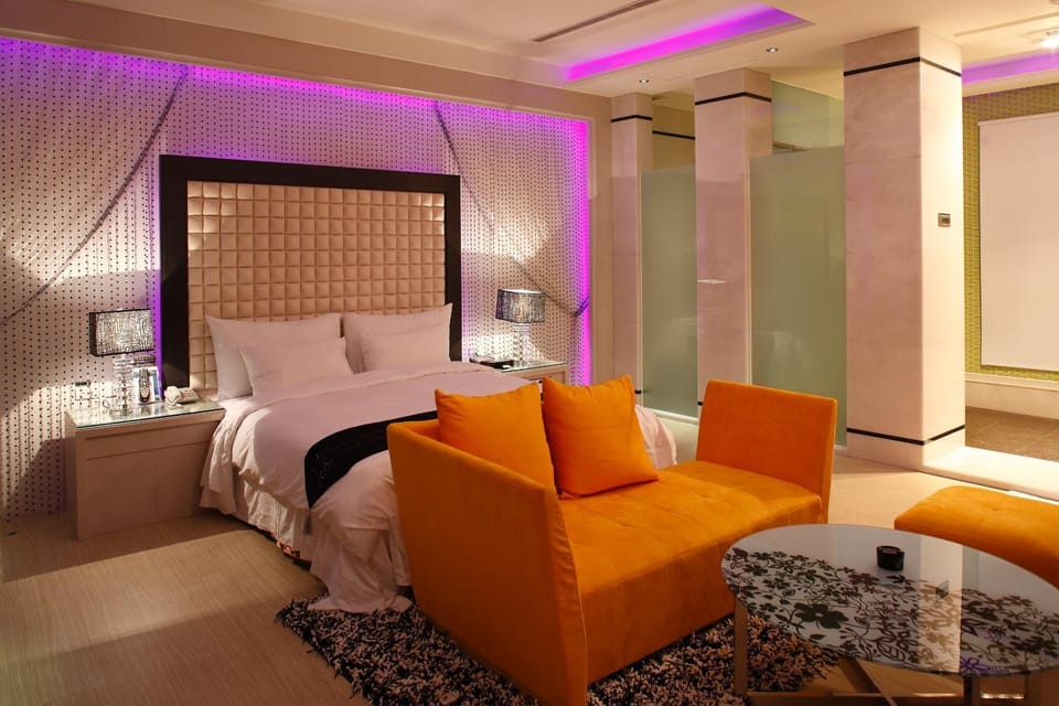 Photo of the whole room, Bedroom