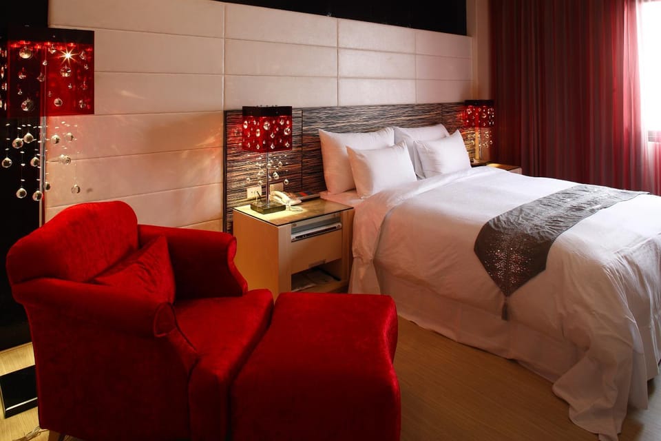 Photo of the whole room, Bedroom