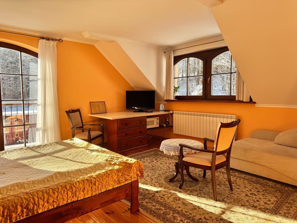 Bed, TV and multimedia, Seating area