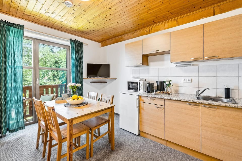 Coffee/tea facilities, Kitchen or kitchenette, Dining area