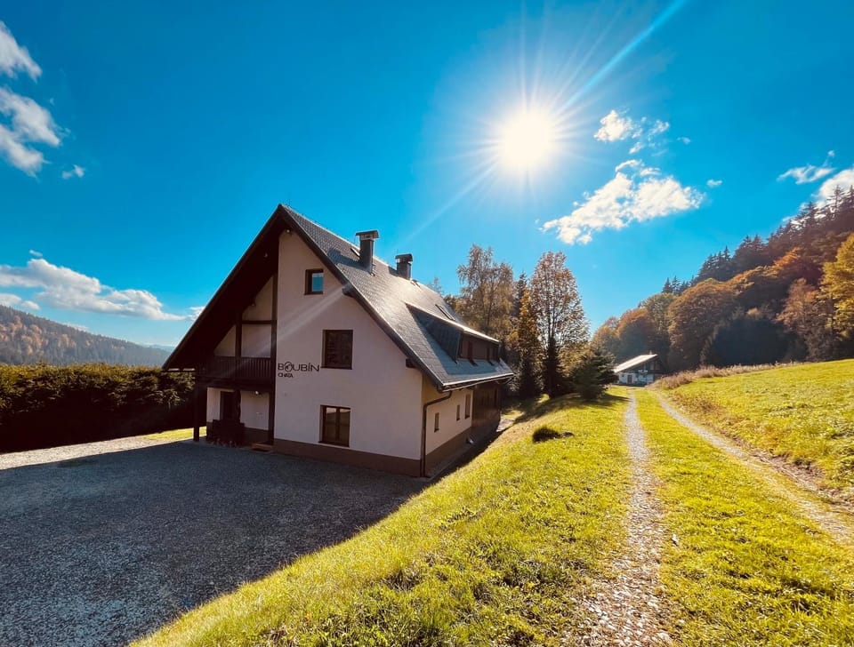 Property building, Day, Natural landscape, Summer, Mountain view