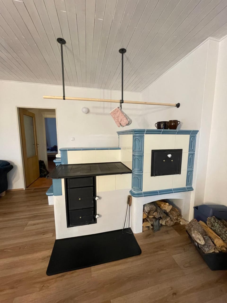 Bed, Kitchen or kitchenette, Living room, Seating area