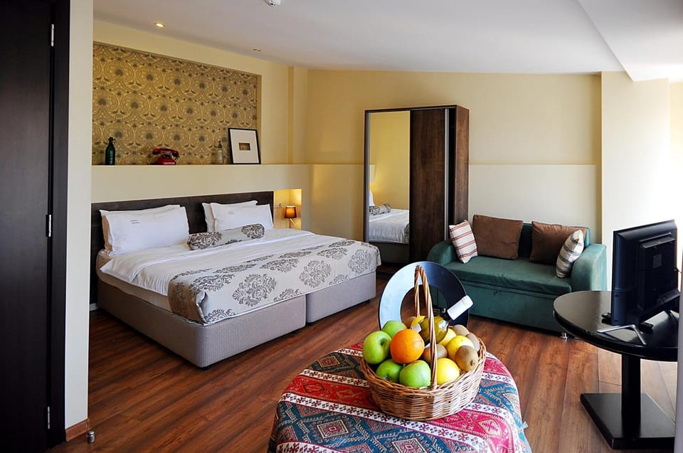 Bed, Living room, Photo of the whole room, Decorative detail, Bedroom
