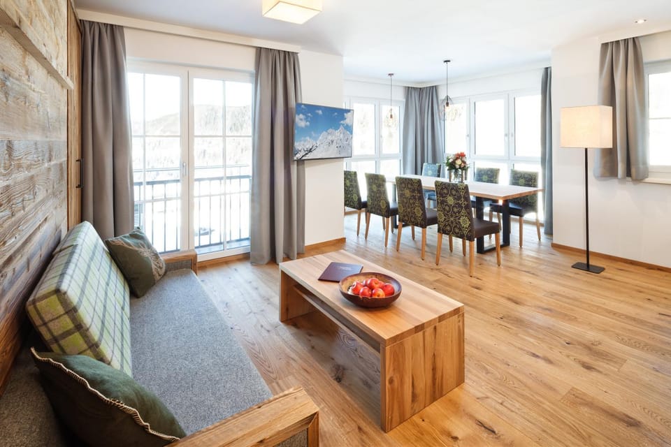 TV and multimedia, Balcony/Terrace, Kitchen or kitchenette, Living room, Seating area, Family
