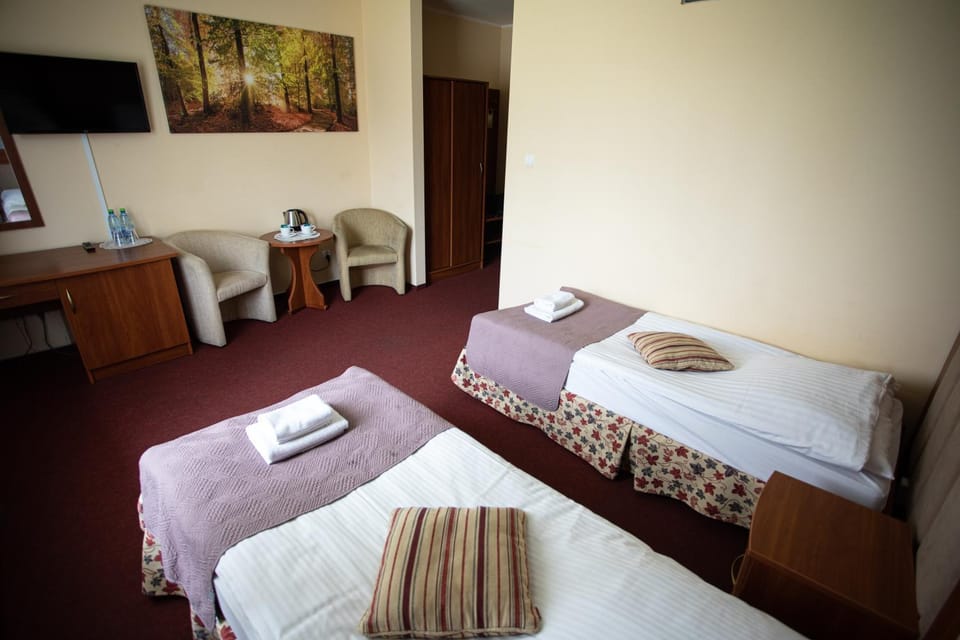 Bed, TV and multimedia, Photo of the whole room, Bedroom, towels