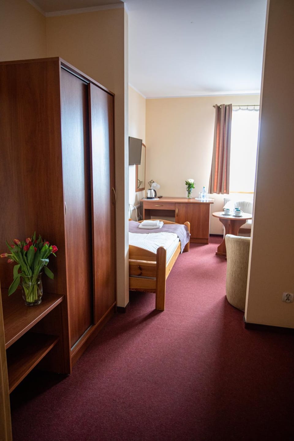 Photo of the whole room, Bedroom, hair dresser, wardrobe