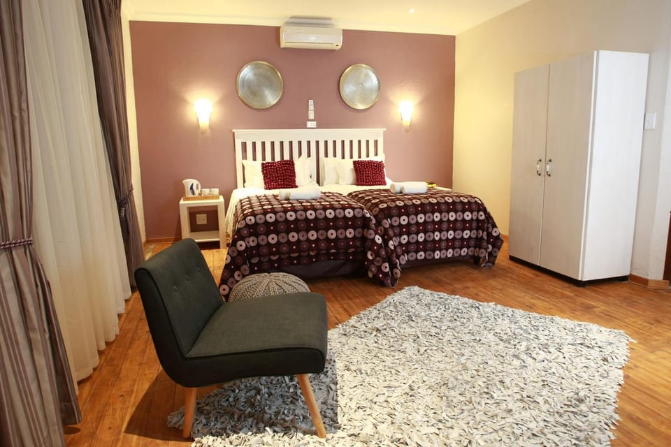 Bed, Photo of the whole room, Seating area, Bedroom, wardrobe, air conditioner