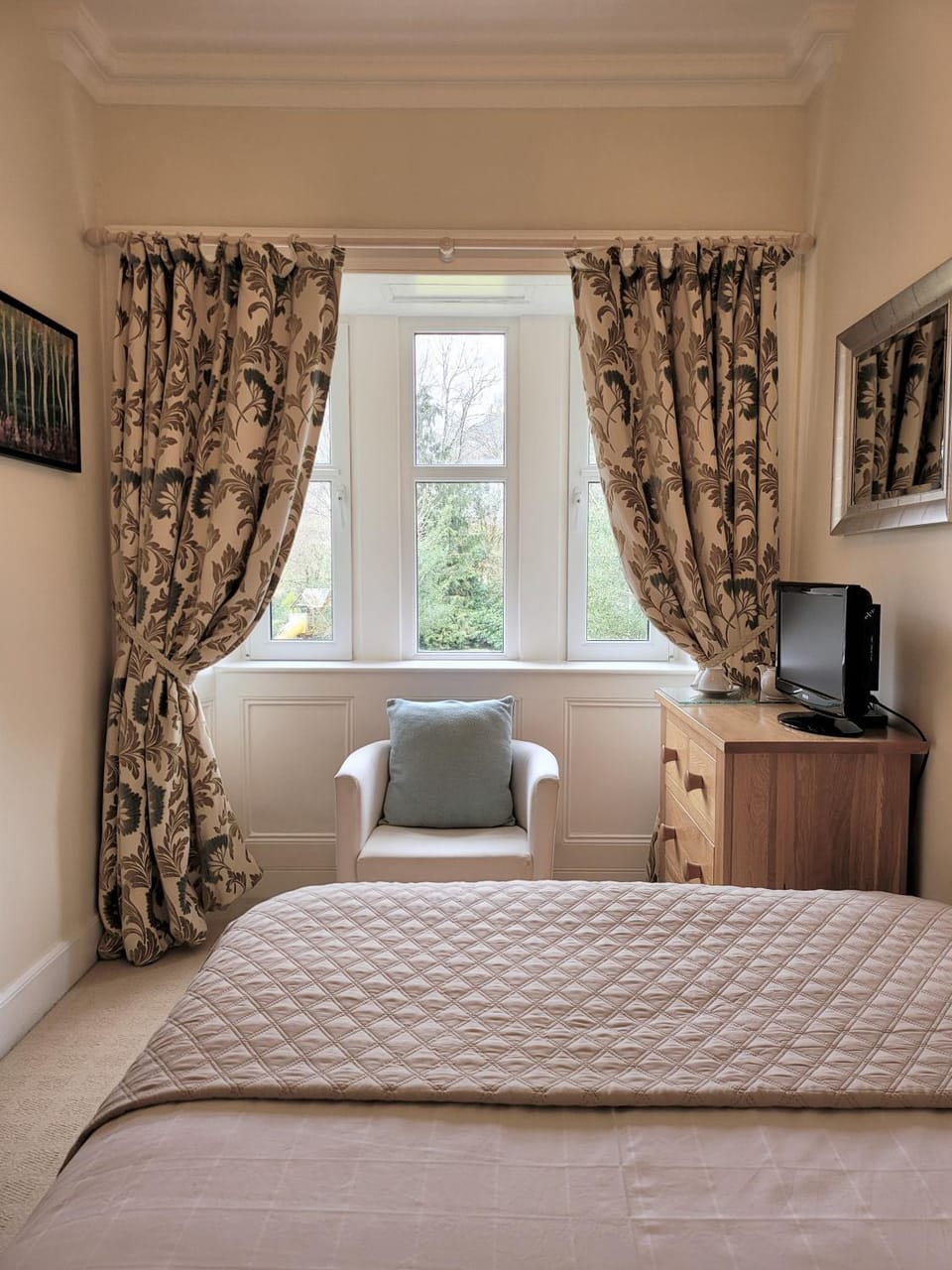 Bed, Seating area, Bedroom