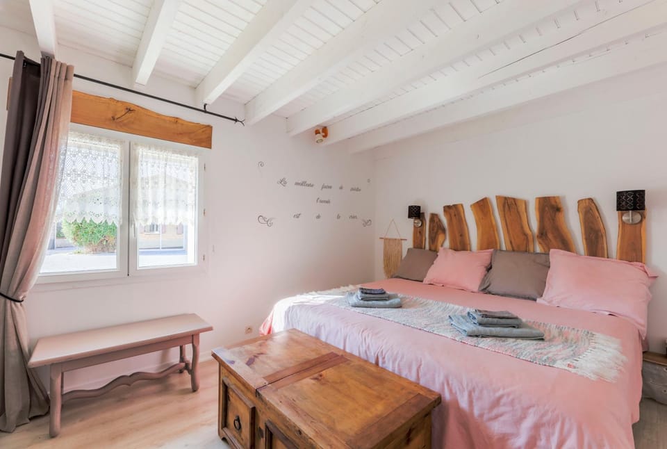 Property building, Bed, Photo of the whole room, Pool view