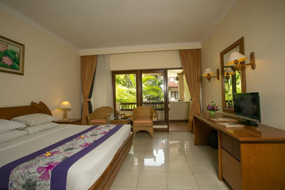 Bed, TV and multimedia, Photo of the whole room, Seating area, Bedroom