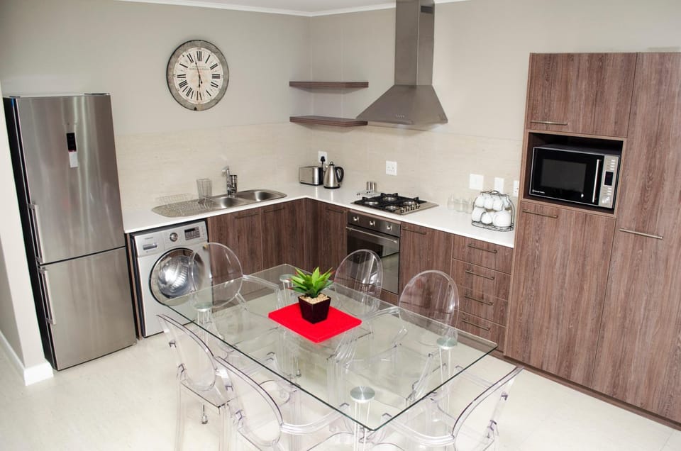 Kitchen or kitchenette, Seating area, Dining area