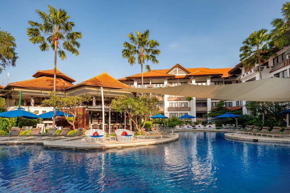 Property building, Day, Swimming pool, sunbed