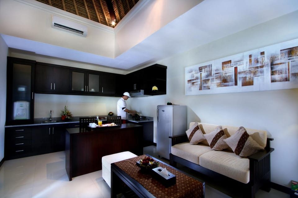 Kitchen or kitchenette, Living room, Seating area, Dining area