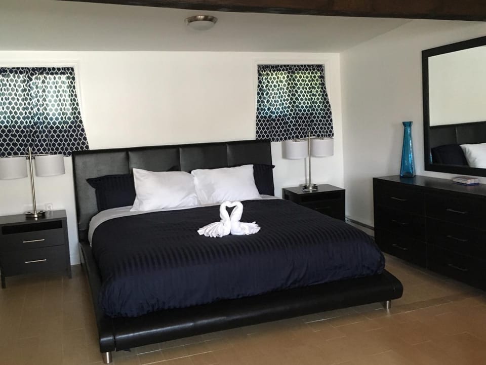Bed, TV and multimedia, Kitchen or kitchenette, Photo of the whole room, Seating area, Bedroom