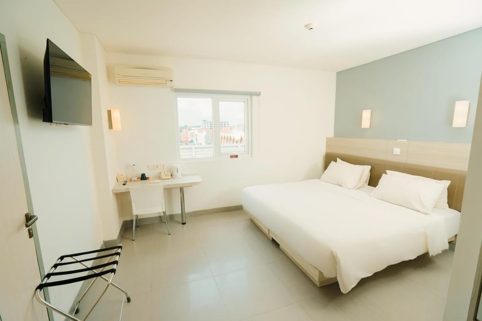 Photo of the whole room, Bedroom