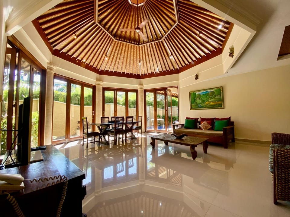 Living room, Seating area, Dining area