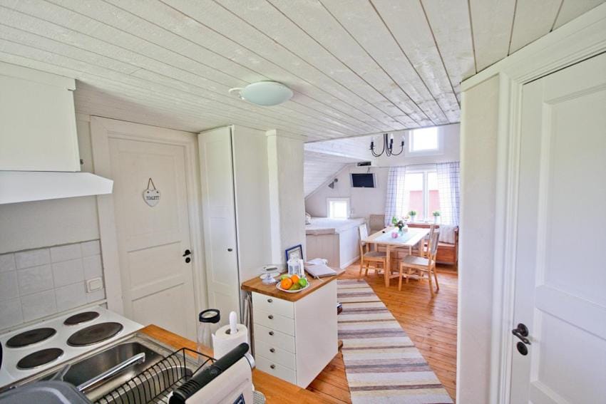 Kitchen or kitchenette, Seating area, Dining area