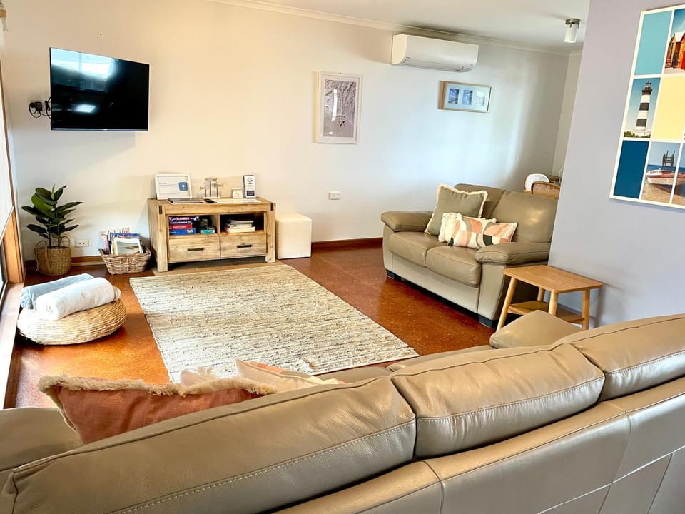 Fareview Beach House House in Emu Bay