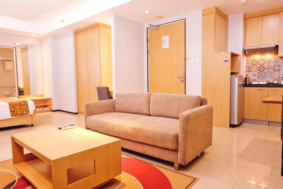 Kitchen or kitchenette, Living room, Seating area, Dining area