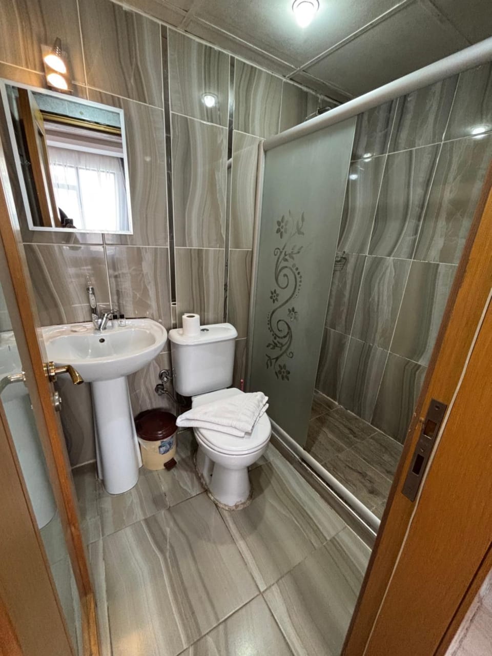 Shower, Toilet, Bathroom, towels