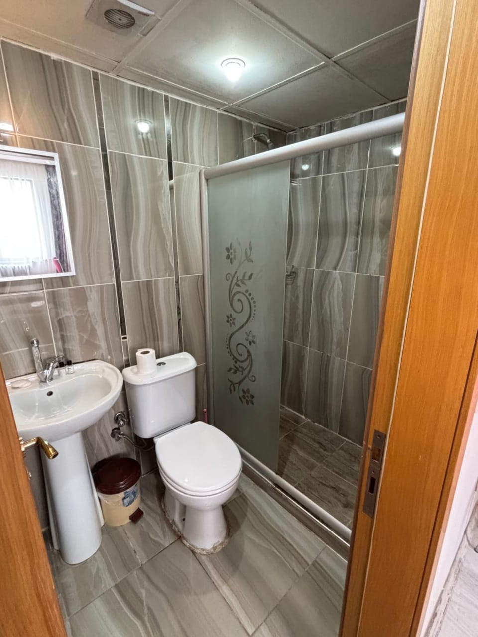 Toilet, towels