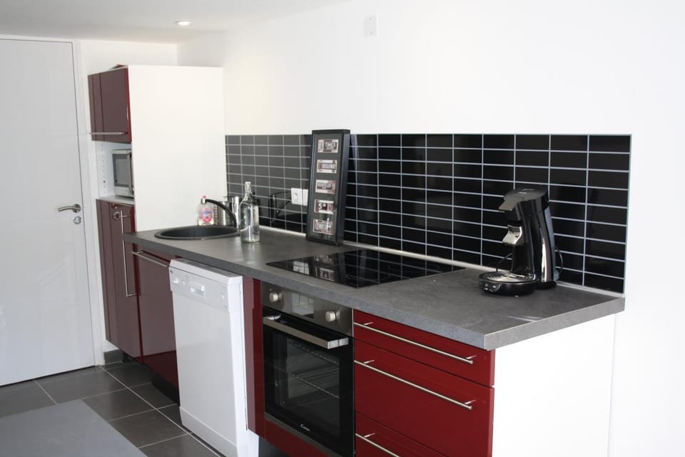 Coffee/tea facilities, Kitchen or kitchenette, Dining area