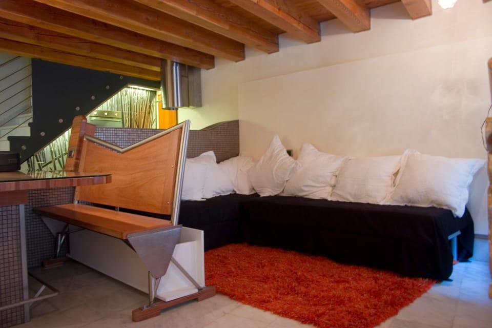 Bed, Living room, Photo of the whole room, Seating area