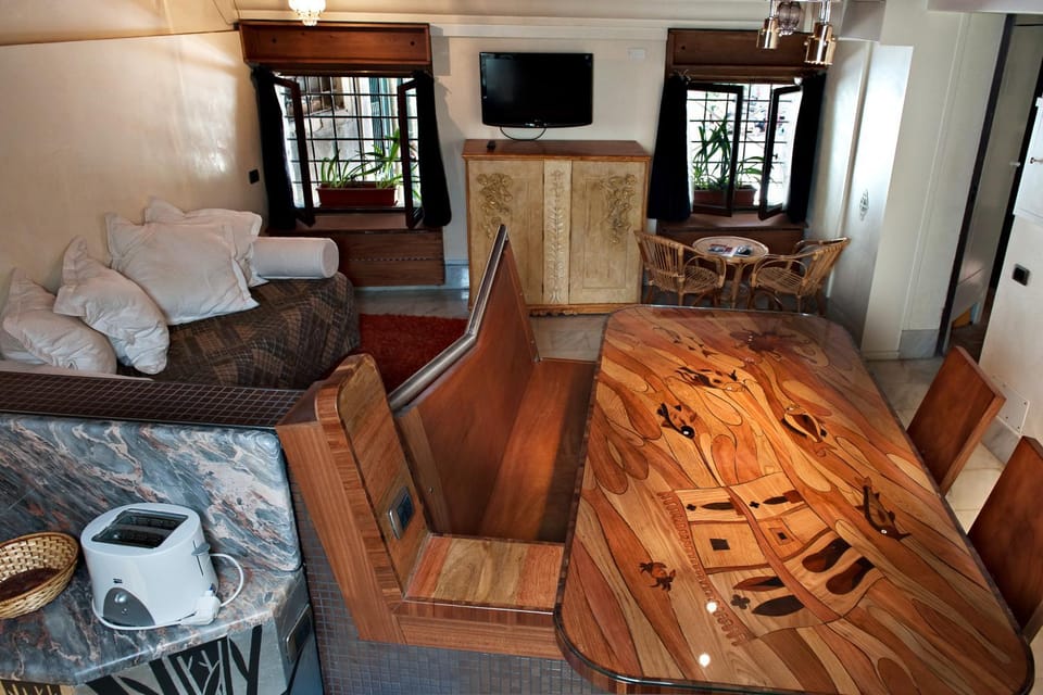 TV and multimedia, Living room, Photo of the whole room, Decorative detail, Seating area, Dining area