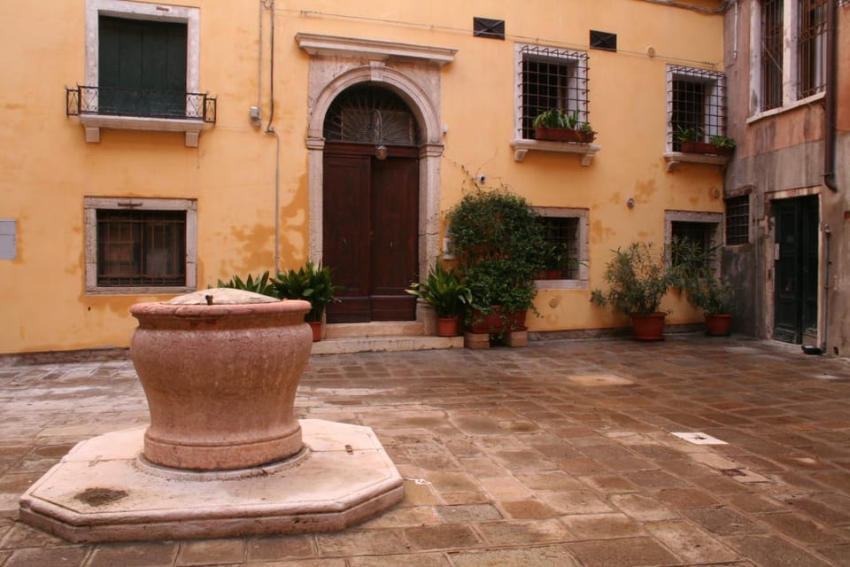 Property building, Facade/entrance, Garden, Balcony/Terrace, Lobby or reception, Garden view, Street view