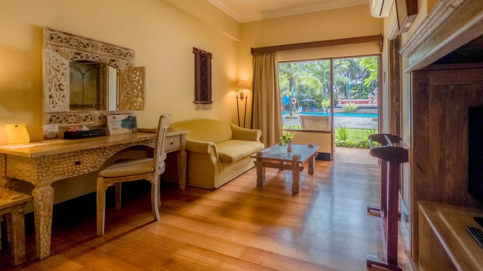 Living room, Pool view