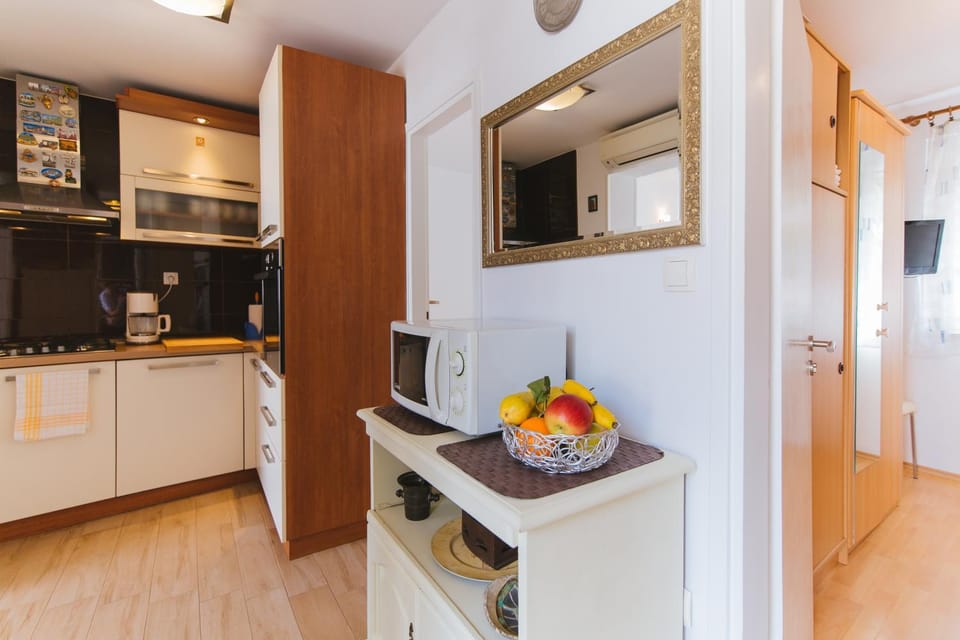 Kitchen or kitchenette, dishwasher, oven, stove