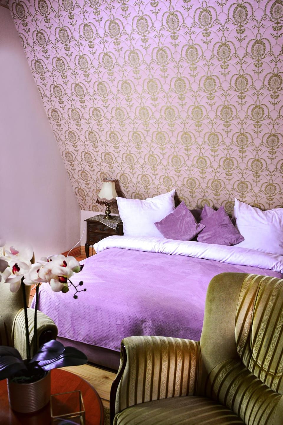 Bed, Photo of the whole room, Seating area, Bedroom