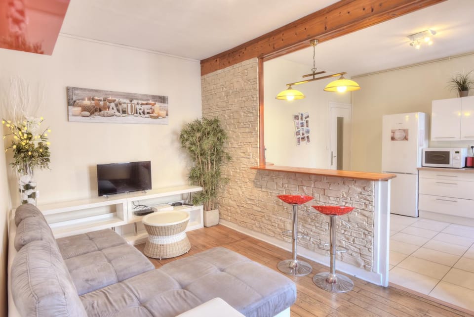 TV and multimedia, Living room, Decorative detail, Seating area