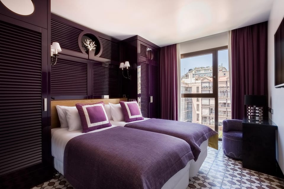 Bed, Photo of the whole room, Decorative detail, Seating area, Bedroom, City view, Street view