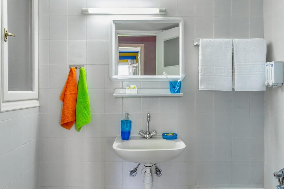 Toilet, Spring, Day, Bathroom, Other, Photo of the whole room, On site, towels