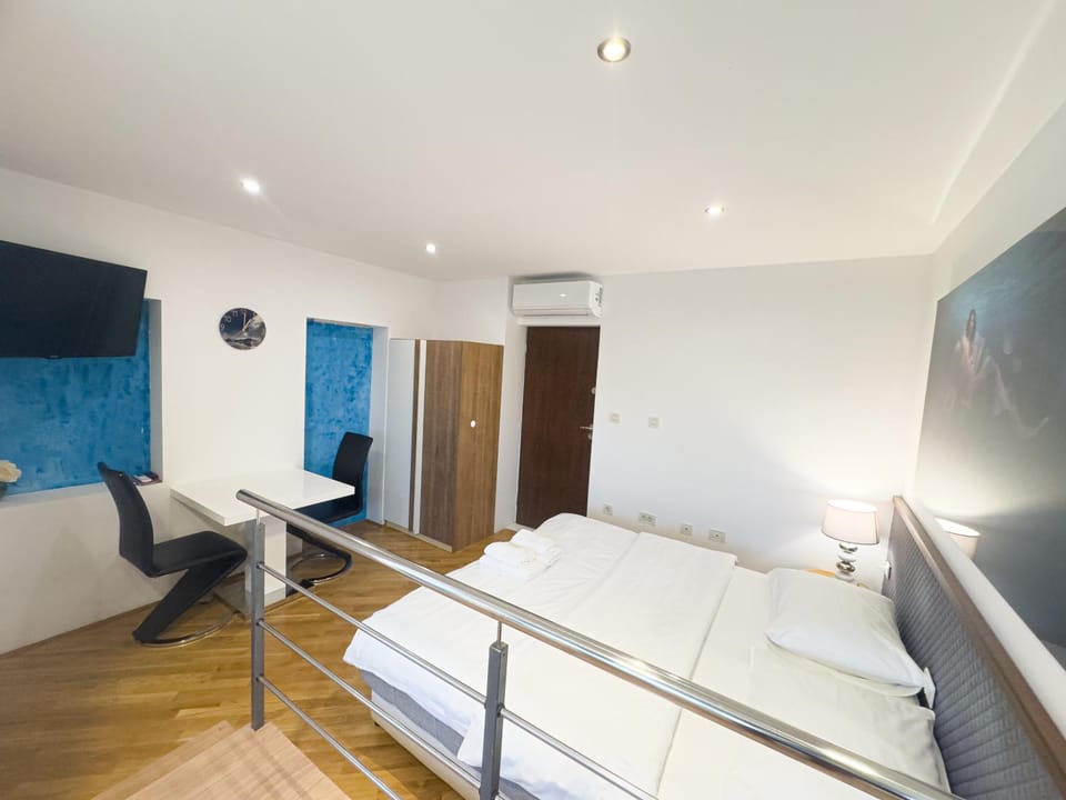 Bed, Seating area
